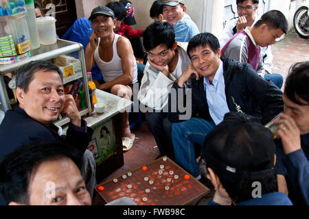 Un gruppo di uomini a giocare a scacchi in Hanoi, Vietnam Foto Stock