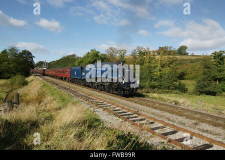 Lungo la linea di vista A4 Pacific 4-6-2 locomotiva a vapore 60007 Sir Nigel Gresley lasciando Goathland su North York Moors Railway Foto Stock