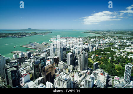 Vista del porto di Auckland e il centro cittadino di Auckland dalla torre Sky Observation Deck Foto Stock