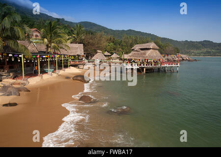 Capanne di bambù sulla spiaggia di Rangbeach, Danang o Da Nang, Quang Nam Provincia, Vietnam Foto Stock