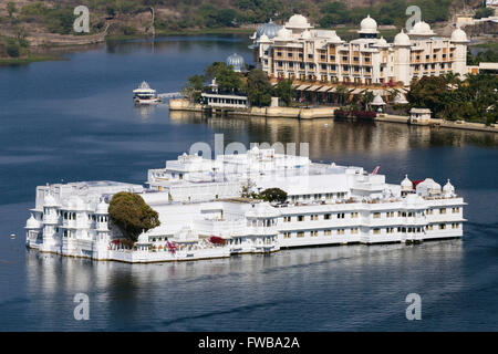 Taj Lake Palace visto da di Karni Mata Temple, Udaipur, Rajasthan, India Foto Stock