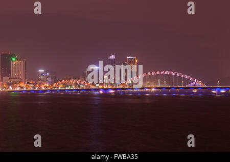Illuminato Rồng Cầu o dragon ponte sopra il fiume Han di notte, Da Nang, Vietnam centrale, Vietnam Foto Stock