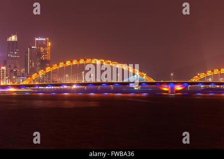 Illuminato Rồng Cầu o dragon ponte sopra il fiume Han di notte, Da Nang, Vietnam centrale, Vietnam Foto Stock
