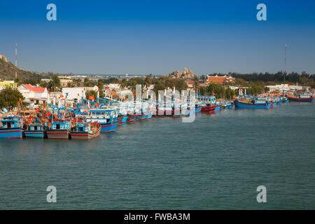 Barche da pesca nel porto di Phan Rang, Ninh Thuan provincia, Vietnam Foto Stock