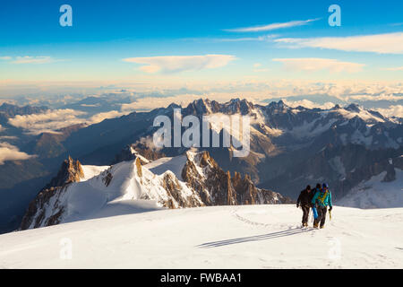 Gli alpinisti la scalata alla vetta più alta d'Europa Mont Blanc Foto Stock