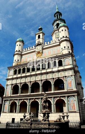 Poznan, Polonia : Proserpina fontana e un magnifico Rinascimento del XVI secolo Municipio (Ratusz) in Rynek piazza del mercato Foto Stock