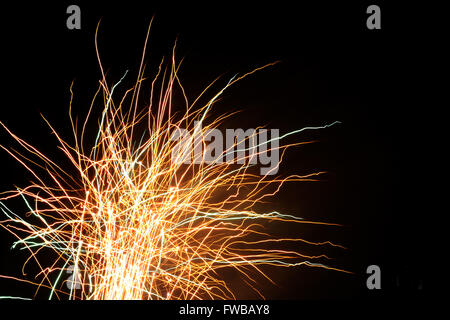 Foto di un lungo esposto fuochi d'artificio di esplodere in un cielo notturno per la notte dei falò. Foto Stock
