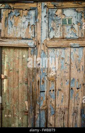 Telaio completo di prendere il legno stagionato di una vecchia porta Foto Stock