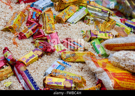 Bodhnath, Nepal. Tibetano anni nuovi doni ai monaci buddisti. Foto Stock