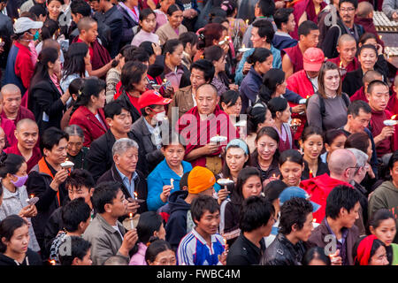 Bodhnath, Nepal. Adoratori Circumambulating lo Stupa per celebrare il periodo del nuovo anno tibetano. Foto Stock