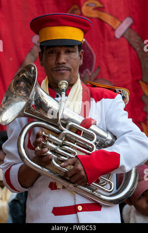 Bodhnath, Nepal. Musicista nepalese in una Band che suona per un matrimonio. Foto Stock