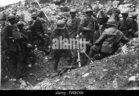 Soldati italiani con un catturato Schwarzlose austriaca raffreddato ad acqua mitragliatrice, probabilmente prese durante la Seconda battaglia della Paive nel giugno del 1918. Foto Stock