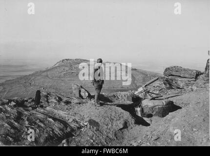 Soldato italiano durante la prima guerra mondiale manning un Fiat Revelli mitragliatrice in trincee sulla linea del fronte con Austro-Hungary sulla collina 1050 sulla Macedonia anteriore. Foto Stock