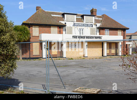 Il Kings Hotel sulla spiaggia dopo la chiusura in Pagham, West Sussex, in Inghilterra, Regno Unito. Foto Stock