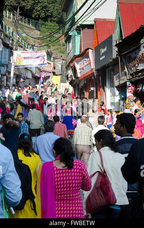 Persone che camminano in strada, Shimla, Simla, Himachal Pradesh, India, Foto Stock