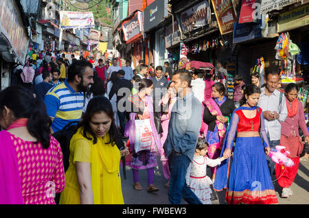 Persone che camminano in strada, Shimla, Simla, Himachal Pradesh, India, Foto Stock