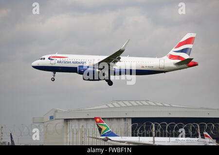 British Airways Airbus A320-232(WL) G-EUYP atterraggio all' Aeroporto di Heathrow, Londra Foto Stock