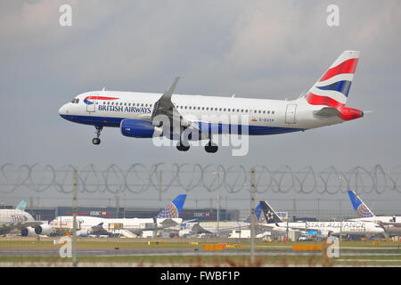 British Airways Airbus A320-232(WL) G-EUYP atterraggio all' Aeroporto di Heathrow, Londra Foto Stock