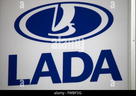 Das Logo der Marke 'Lada', Berlino. Foto Stock