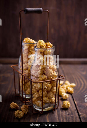 Close up di bottiglie di vetro pieno di popcorn dolce Foto Stock