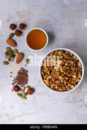 Muesli fatti in casa con il miele shot dal di sopra Foto Stock