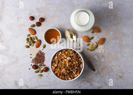 Deliziosa casa granola matto con una bottiglia di latte Foto Stock