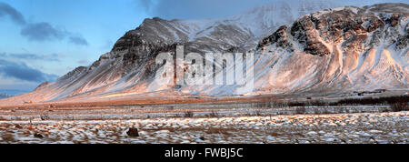 Inverno tramonto sull'Esja montagna South Western Islanda, l'Europa. Foto Stock