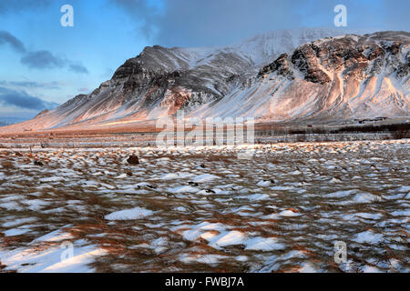 Inverno tramonto sull'Esja montagna South Western Islanda, l'Europa. Foto Stock