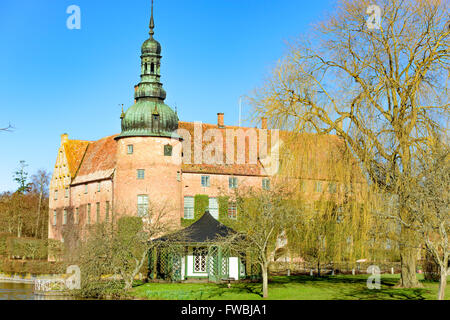 Vittskovle, Svezia - Aprile 1, 2016: Vittskovle castle in primavera con un gazebo bianco in primo piano. Si tratta di uno dei essere Foto Stock