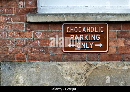 Parcheggio Chocaholic solo segno sulla parete del Cioccolato Amore tempio shop, Glastonbury, Somerset, Inghilterra Foto Stock