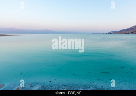 Estate paesaggio deserto tramonto sul lago Foto Stock