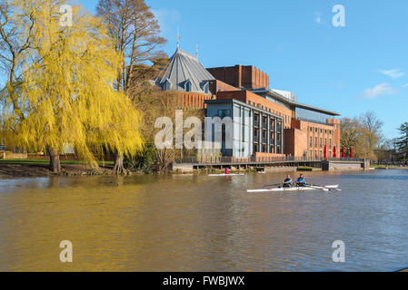 Fiume Stratford Upon Avon, vista del Royal Shakespeare Theatre situato lungo il fiume Avon nel centro di Stratford Upon Avon, Inghilterra, Regno Unito Foto Stock