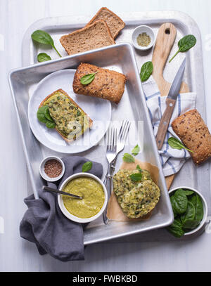 Vegan Mung bean hamburger serviti con panini integrali e pesto verde Foto Stock