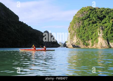 Kayaking nella baia di Halong, Sito Patrimonio Mondiale dell'UNESCO, il Vietnam Asia Foto Stock