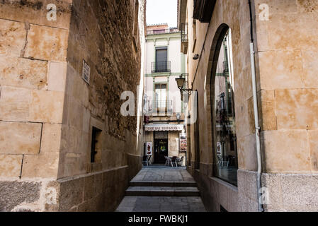 Un vicolo che conduce ad un ristorante a Salamanca, Spagna. Il centro storico è un sito Patrimonio Mondiale dell'UNESCO. Foto Stock