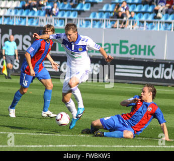 Andriy Yarmolenko di Dynamo Kyiv (C) combatte per la palla con Arsenal FC i giocatori durante la loro Ucraina Campionato di gioco Foto Stock