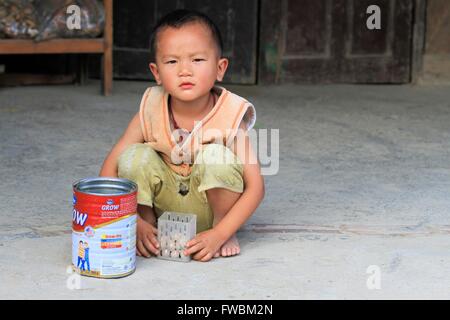 Ritratto di bambino che gioca, Sapa dintorni, Vietnam Asia Foto Stock