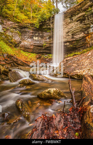 I colori autunnali cominciando a mostrare a cascate inferiori di colline Creek, West Virginia, le più alte cascate del membro. Foto Stock