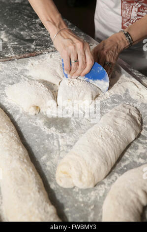 Rendendo fatta in casa la pasta per pane e pizza presso un centro per l'istruzione degli adulti. Foto Stock