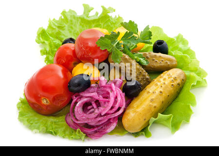 Russo antipasto misto Snack, servendo: sottaceti, olive, pomodori, cipolle, erbe, prezzemolo, squash, isolati su sfondo bianco Foto Stock