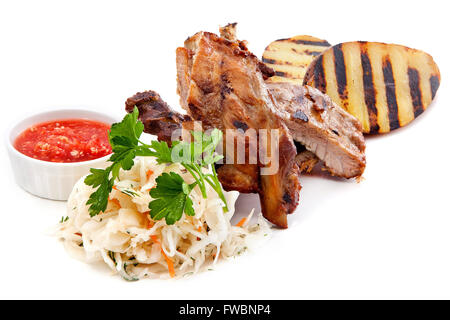 Gambo con grigliate di patate, crauti, prezzemolo e piccante salsa di pomodoro. Isolato su sfondo bianco. Foto Stock