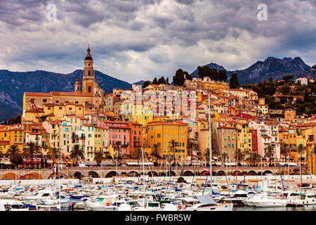 Nuvole pesanti su Menton. Mentone, Provence-Alpes-Côte d'Azur, in Francia Foto Stock