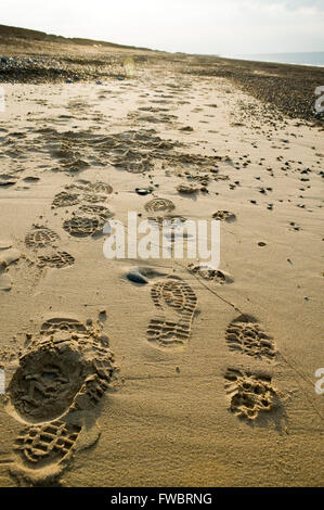 Il North Norfolk costa mostra orme nella sabbia da persone che passeggiano lungo la spiaggia Foto Stock