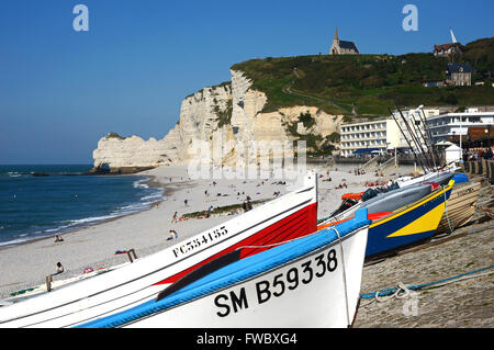 Colorate barche da pesca sulla spiaggia di Etretat, Normandia, Francia Foto Stock