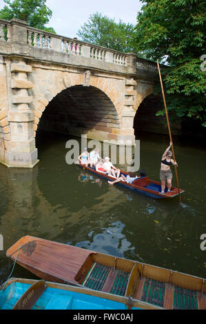 Punting sul fiume Cherwell vicino Magdalen Bridge nella città universitaria di Oxford, UK. Foto Stock