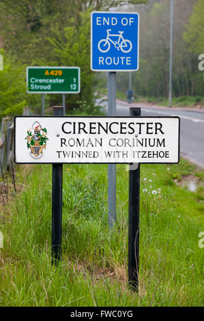 Un cartello stradale nella periferia della città annunciando il fatto che uno è in procinto di entrare nella città di Cirencester in Cotswolds, UK. Conosciuta come la capitale del Cotswolds Cirencester storicamente era una città romana ed essendo situato in ilcentro del sud-ovest è stata la capitale regionale. Foto Stock