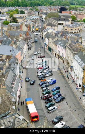 La piazza del mercato o fthe Cotswold città di Cirencester presa da sopra e mostra le auto, pullman, pedoni,di strade ed edifici. Foto Stock