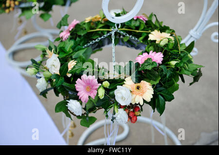 Bouquet di fiori decorativi su di un supporto in metallo Foto Stock