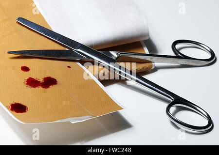 Fuoriuscita di sangue, taglio pathes con le forbici Foto Stock
