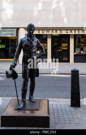 Edward Green negozio di lusso sulla finestra di Jermyn Street a Londra con la statua di Beau Brummell. Foto Stock